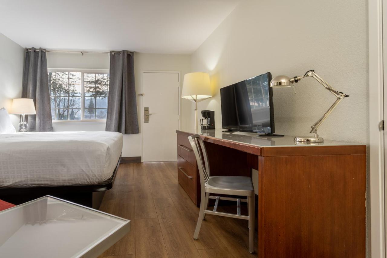 Riverfront Inn Роузберг Экстерьер фото