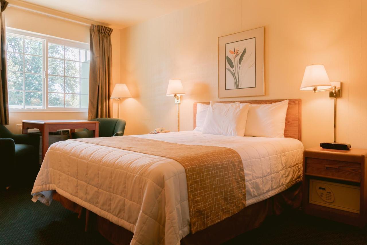 Riverfront Inn Роузберг Экстерьер фото