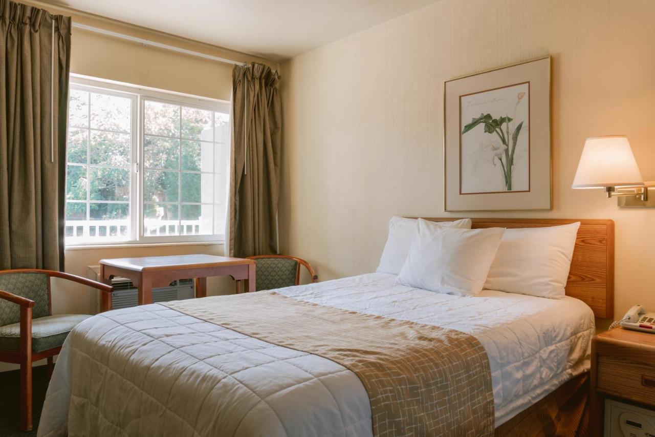 Riverfront Inn Роузберг Экстерьер фото